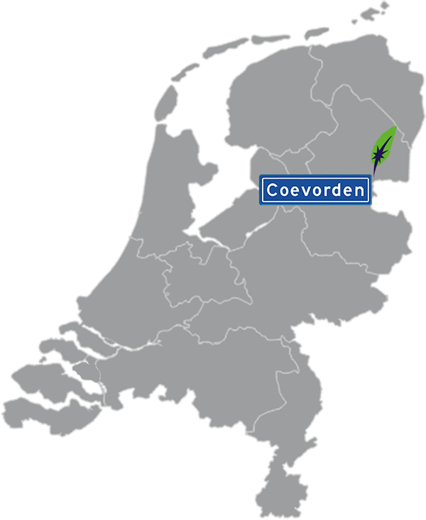 Grijze kaart van Nederland met Coevorden aangegeven voor maatwerk taalcursus Spaans zakelijk - blauw plaatsnaambord met witte letters en Dagnall veer - transparante achtergrond - 600 * 733 pixels